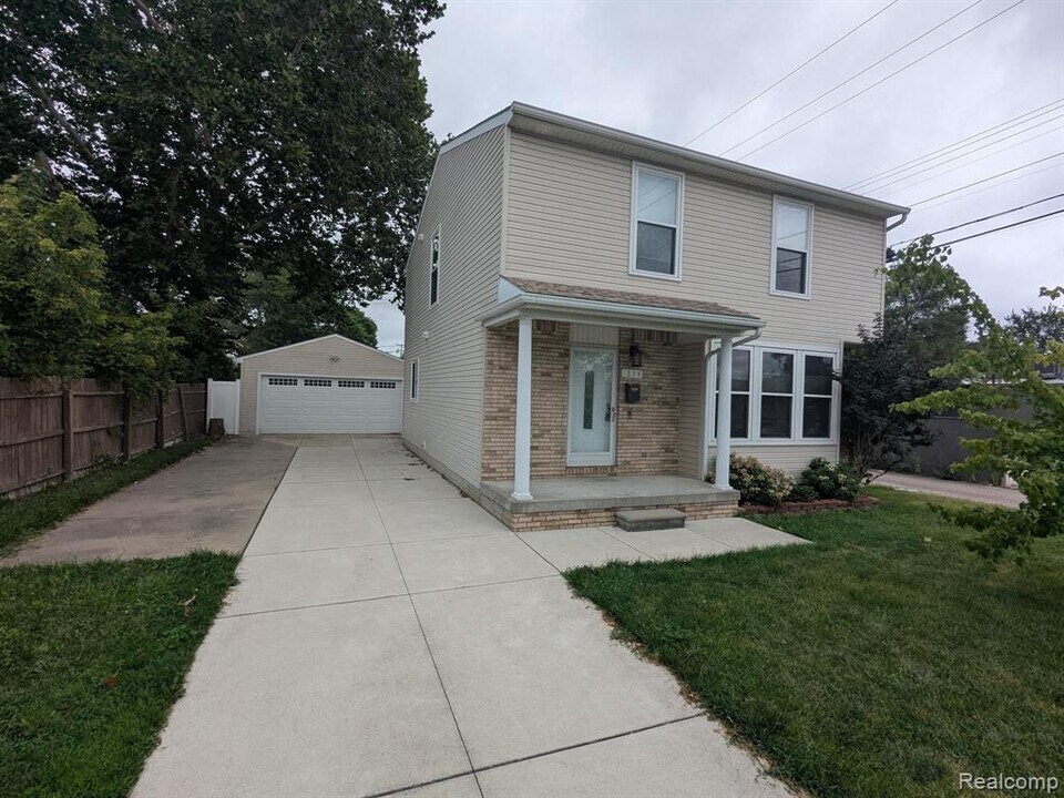 1834 Almont St in Ferndale, MI - Building Photo