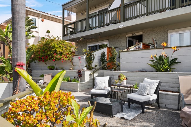 2151 Manchester Ave in Encinitas, CA - Building Photo - Building Photo