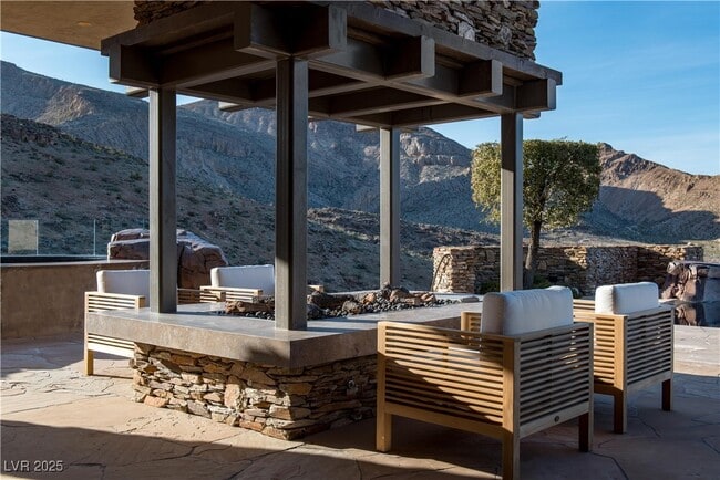 property at 5 Promontory Pointe Ln