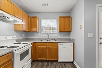 The Gardens in Jackson, GA - Building Photo - Interior Photo