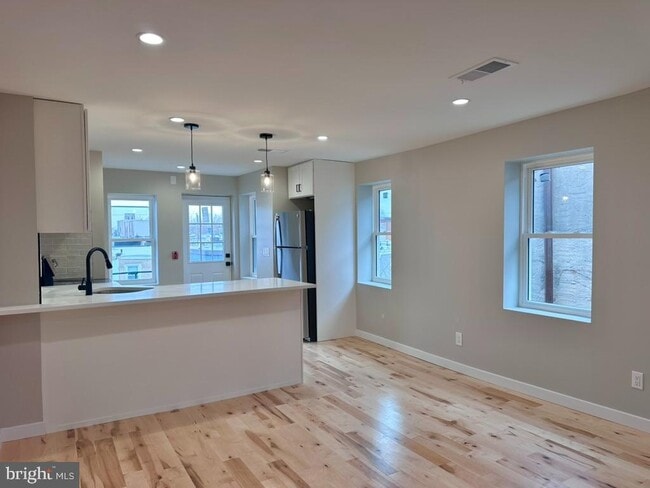 2821 W Girard Ave in Philadelphia, PA - Foto de edificio - Building Photo