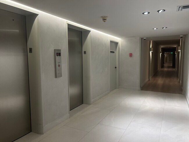 5415 Collins Ave, Unit 302 in Miami, FL - Building Photo - Building Photo