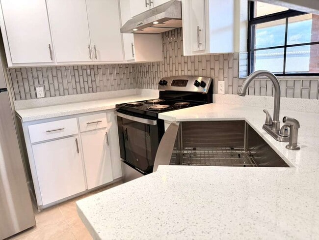 Luxury Apartments 2 in Brownsville, TX - Building Photo - Building Photo