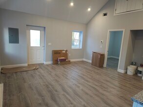 32 West St, Unit 3 in Middleboro, MA - Foto de edificio - Building Photo