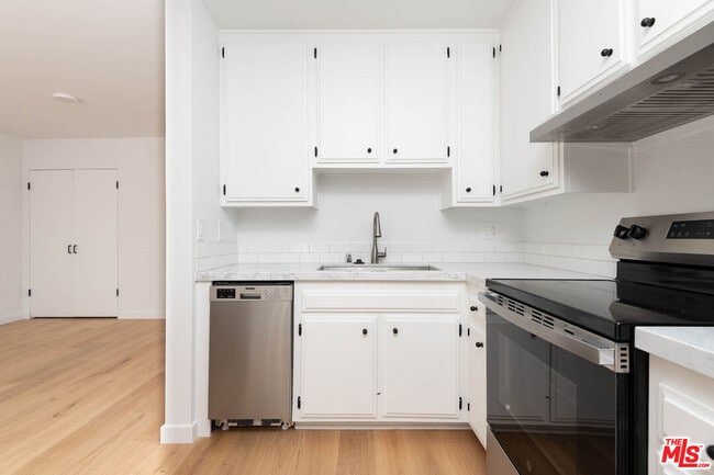 5935 Chula Vista Way in Los Angeles, CA - Building Photo - Building Photo