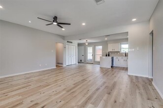 900 Hillside Ln in Flower Mound, TX - Foto de edificio - Building Photo