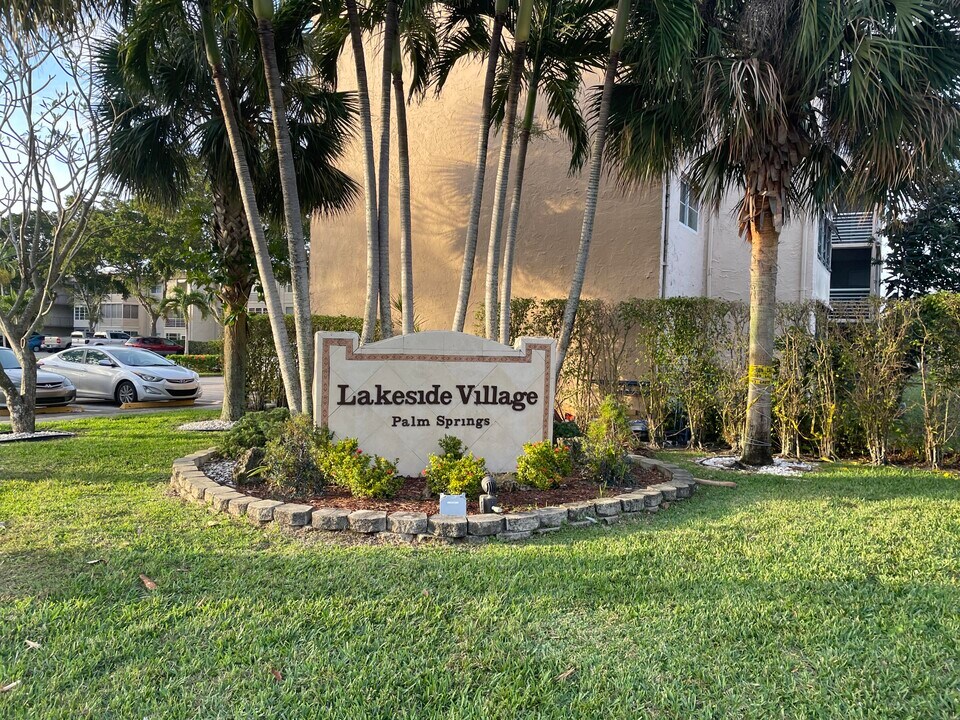725 Lori Dr in Palm Springs, FL - Building Photo