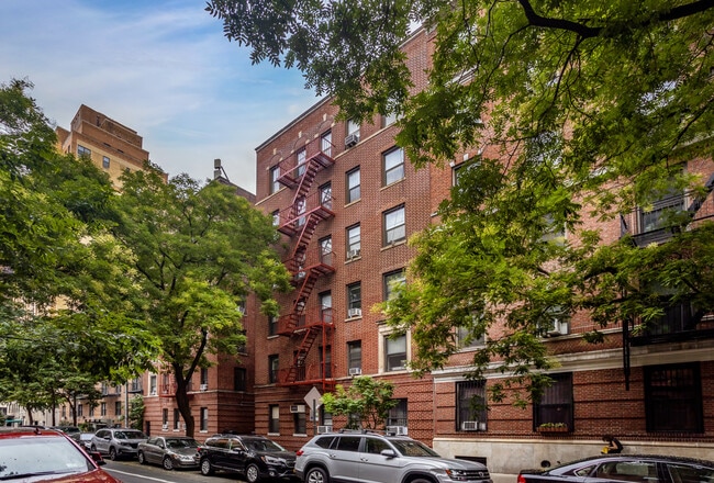 141 W 16th St in New York, NY - Building Photo - Building Photo