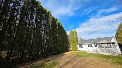 13 E Brookfield Rd in North Brookfield, MA - Building Photo - Building Photo
