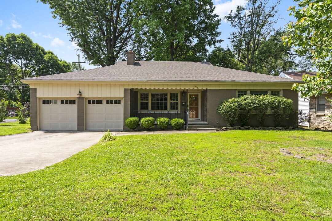 1054 E Kingsbury St in Springfield, MO - Building Photo