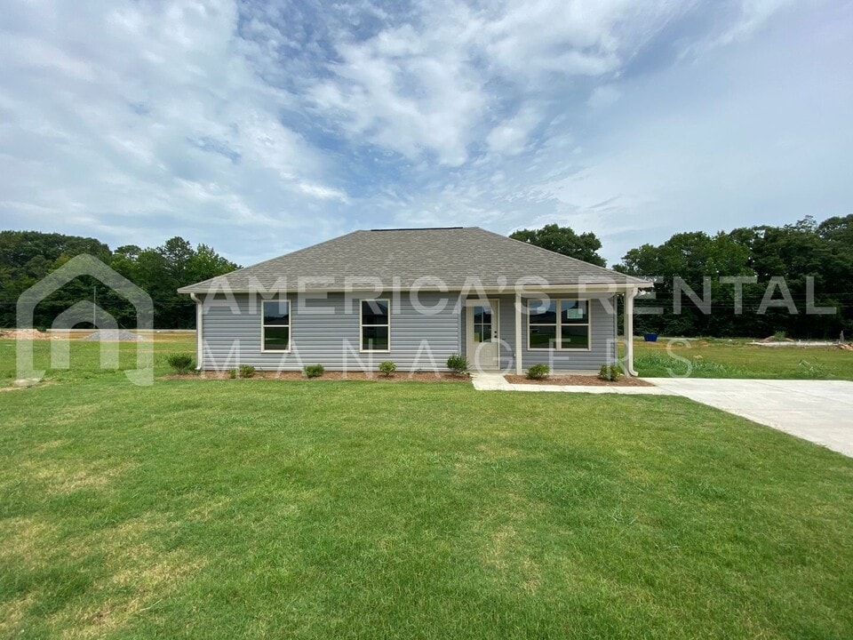 350 Sunlight Cr in Talladega, AL - Building Photo