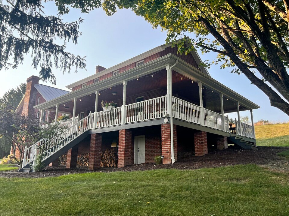 228 Ray Rd in Leechburg, PA - Building Photo