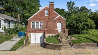 5613 Jennings Station Rd in Jennings, MO - Building Photo