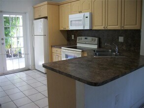 9307 NW 121st St in Hialeah Gardens, FL - Building Photo - Building Photo