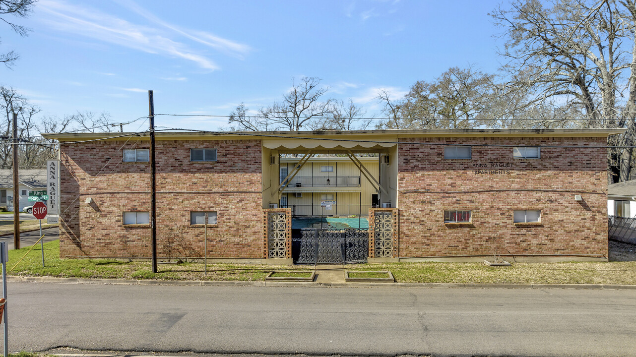 Raguet Apartment in Nacogdoches, TX - Building Photo