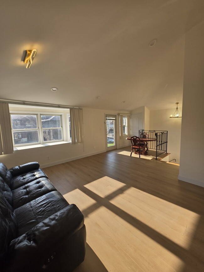 3837 215th St, Unit Fl 2 in Bayside, NY - Foto de edificio - Building Photo