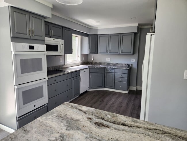 148 Russells Mills Rd in Dartmouth, MA - Building Photo - Building Photo