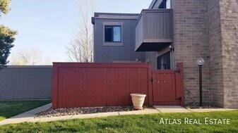 1101 S Yosemite Way in Denver, CO - Building Photo