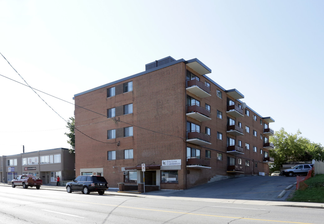 656 Fennell Ave E in Hamilton, ON - Building Photo