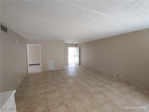 2929 E Elm Ave in Las Vegas, NV - Foto de edificio - Building Photo