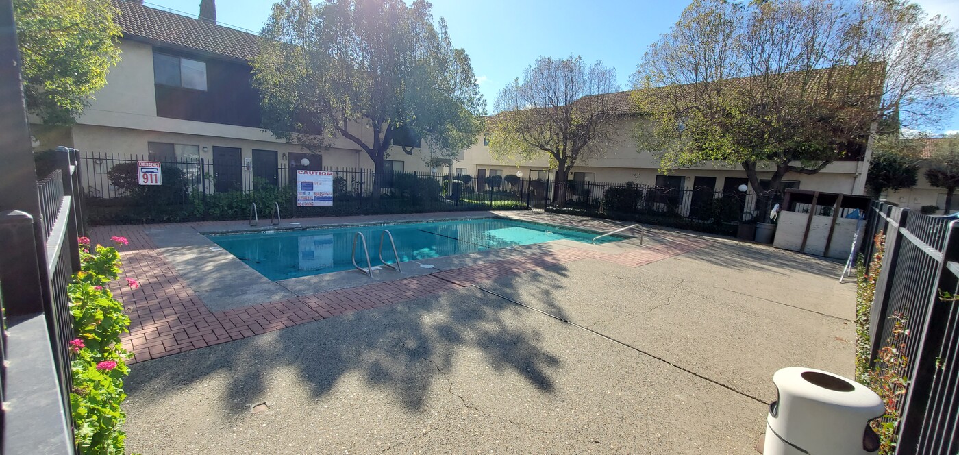 Townhomes at 201 in Tracy, CA - Foto de edificio