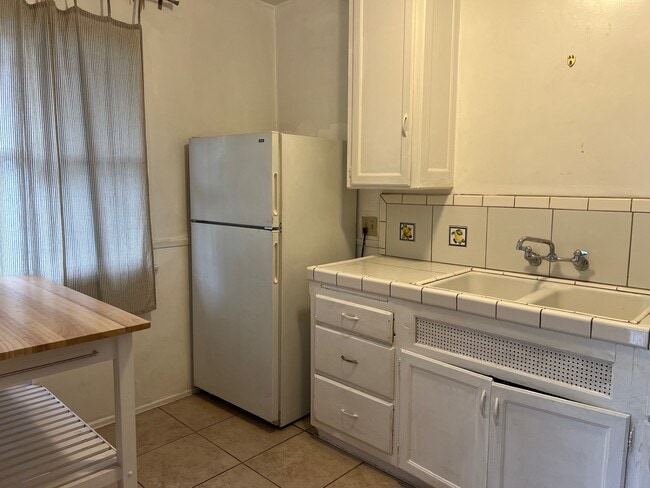 883 N Hoover St, Unit 883 in Los Angeles, CA - Building Photo - Building Photo