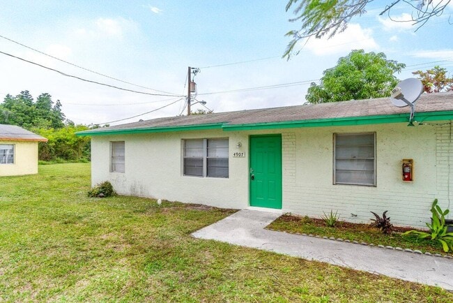 4907 Gulfstream Rd in Lake Worth, FL - Building Photo - Building Photo
