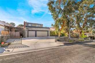 2905 La Mesa Dr in Henderson, NV - Foto de edificio - Building Photo