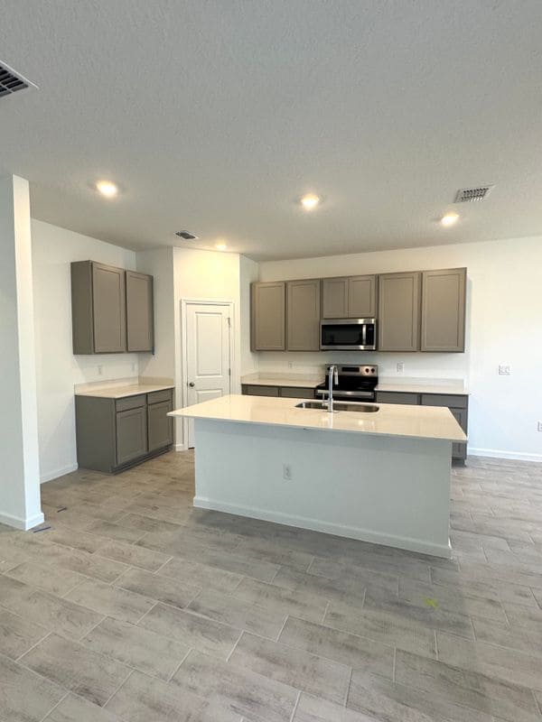 788 Sunshower Dr in Lady Lake, FL - Foto de edificio - Building Photo