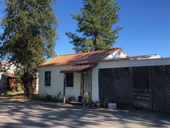 42201 Hwy 101 in Laytonville, CA - Building Photo - Building Photo