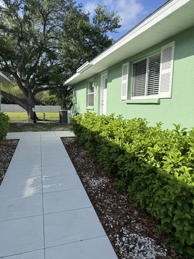 107 58th St E in Palmetto, FL - Foto de edificio - Building Photo