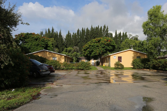 4489 Davis Rd in Lake Worth, FL - Foto de edificio - Building Photo