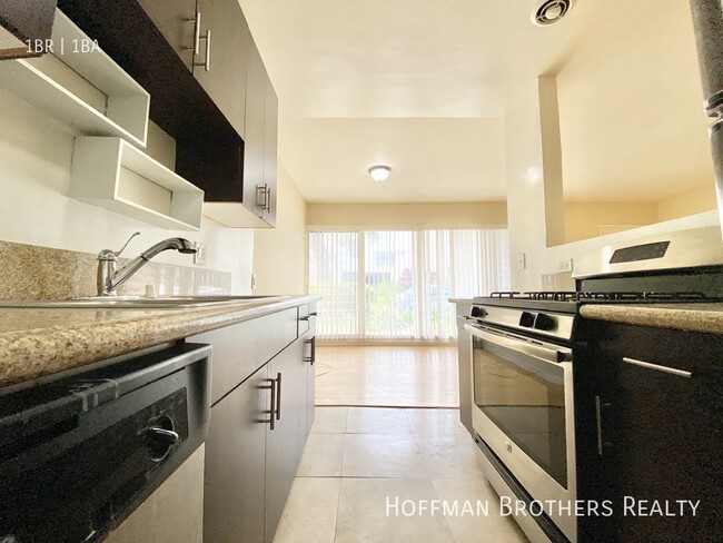 1326 Flores St in West Hollywood, CA - Foto de edificio - Building Photo