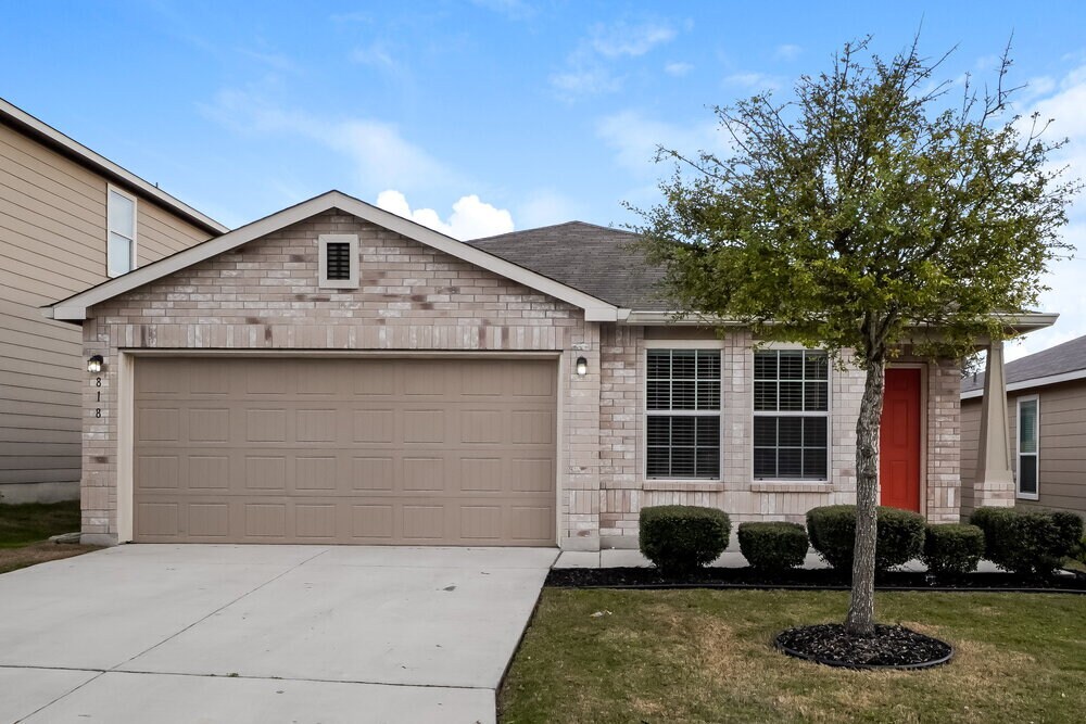 818 Cowhide Dr in San Antonio, TX - Building Photo