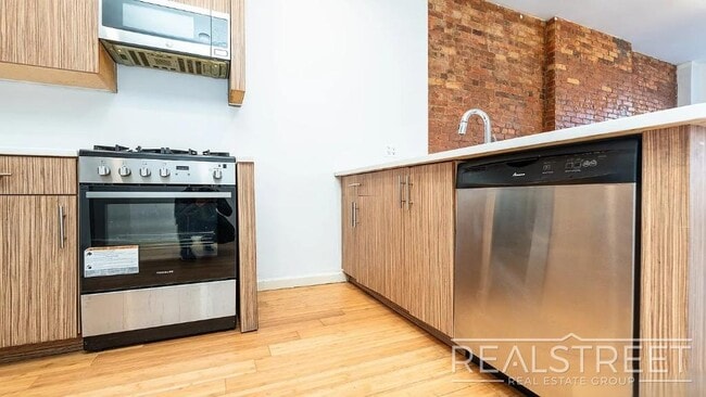 4 Bed 2 bath off the border of Clinton Hill and Bedstuy. in Brooklyn, NY - Building Photo - Building Photo