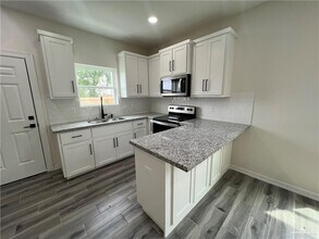 1324 N McColl Rd in Edinburg, TX - Foto de edificio - Building Photo