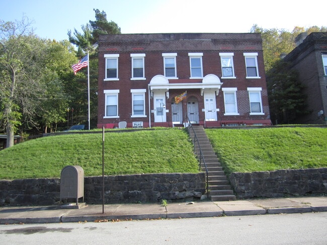 207 Welsh Ave, Unit 1st Floor in Wilmerding, PA - Foto de edificio - Building Photo