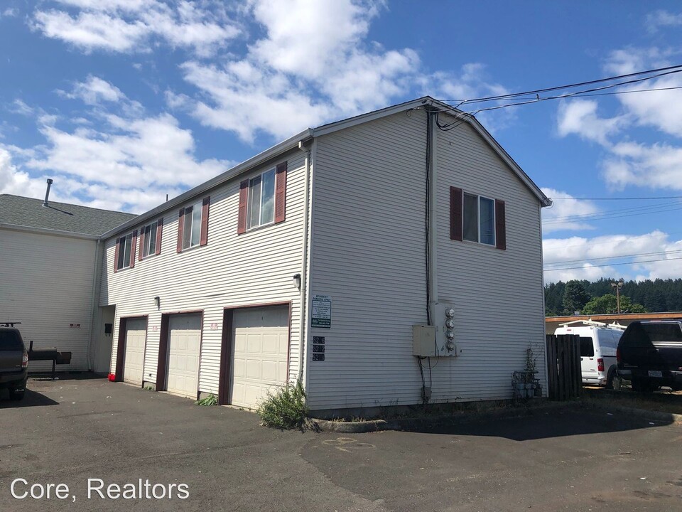 8212 SE Washington St in Portland, OR - Building Photo