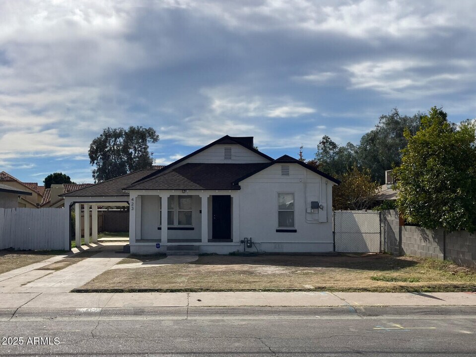 423 E Crescent Ave in Mesa, AZ - Building Photo