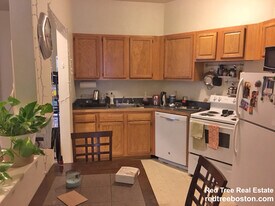 1589 Beacon St, Unit 3 in Brookline, MA - Building Photo