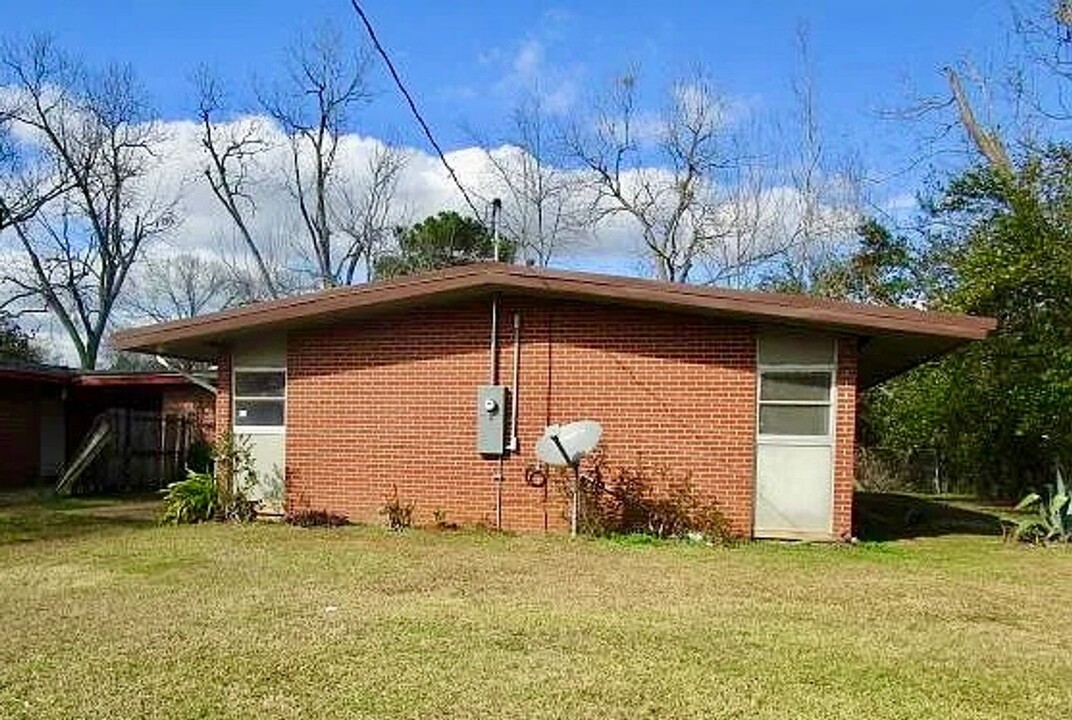 1908 Meadow Dr in Albany, GA - Building Photo