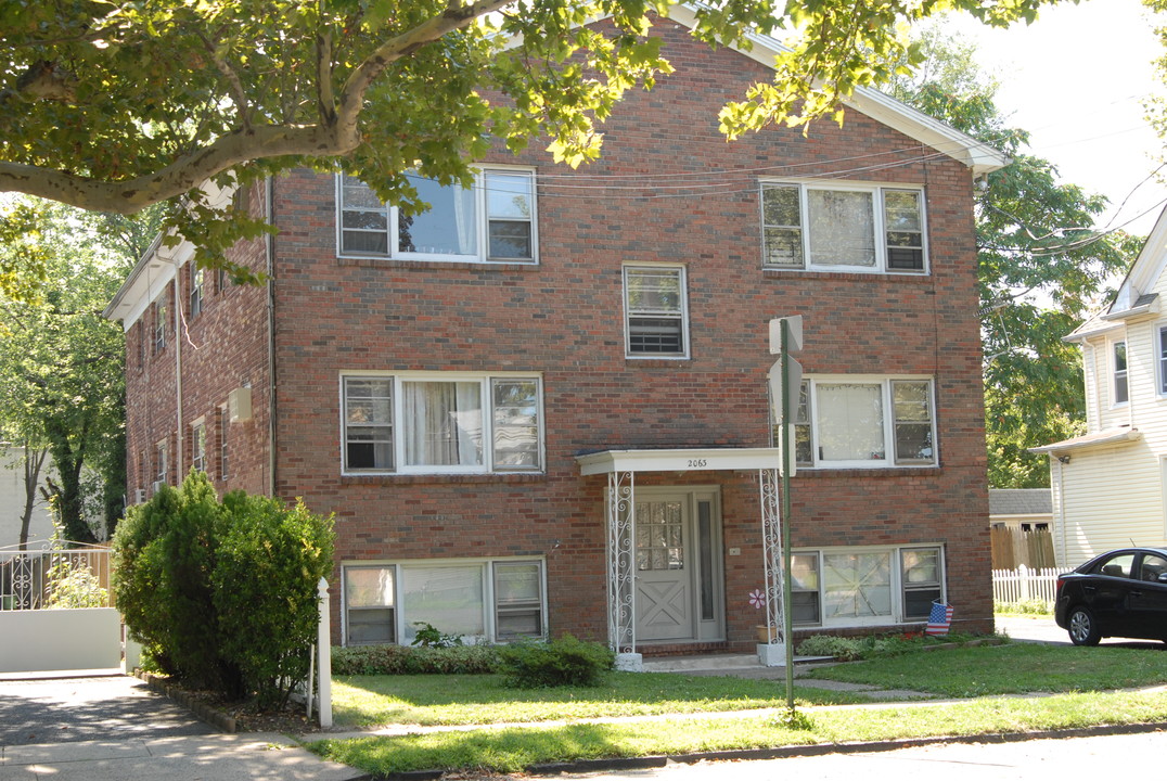 2063 Elizabeth Ave in Rahway, NJ - Building Photo