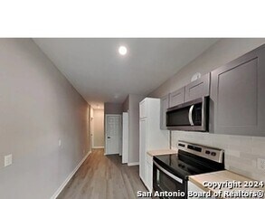 138 Hess St in San Antonio, TX - Building Photo - Building Photo