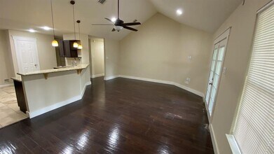1310 Ashway St in Conroe, TX - Building Photo - Building Photo