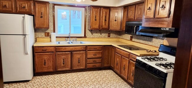 16 McClellan Ave, Unit 1st Floor in Amsterdam, NY - Building Photo - Building Photo