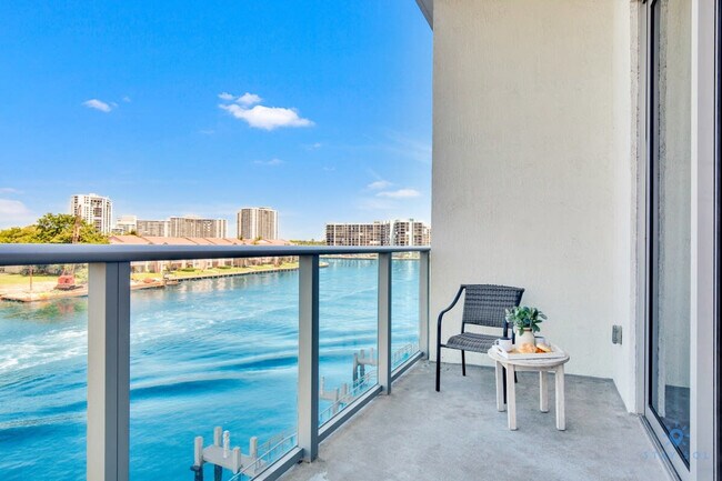 4010 S Ocean Dr in Hollywood, FL - Building Photo - Building Photo