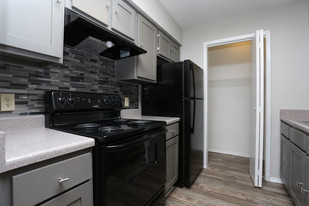 Yardarm Apartments in Corpus Christi, TX - Building Photo