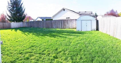 16231 Prairie Creek Loop SE in Yelm, WA - Foto de edificio - Building Photo