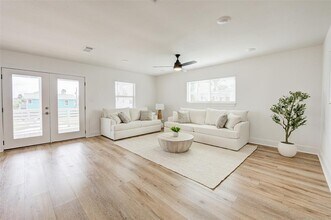 16606 Jamaica Inn Rd in Jamaica Beach, TX - Building Photo - Building Photo
