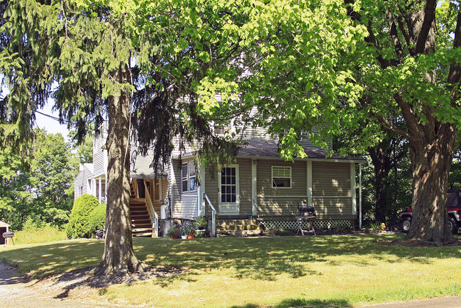 12550 Claridon Troy Rd in Chardon, OH - Building Photo - Building Photo